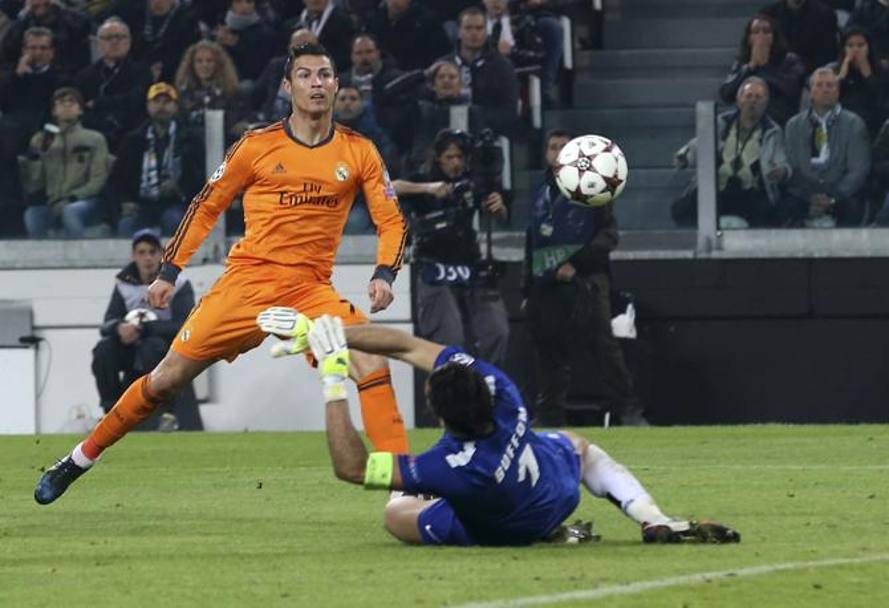 L&#39;1-1 nasce da un errore di Caceres, che lancia in porta Benzema. Il francese serve in area Ronaldo che non perdona Buffon.